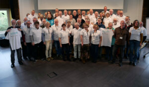 Auf dem Bild sind über 50 Teilnehmende zu sehen, die für ein Gruppenfoto posieren. Die Teilnehmenden tragen überwiegend das Poloshirt, das extra für die Digital-Botschafter*innen entworfen wurde.